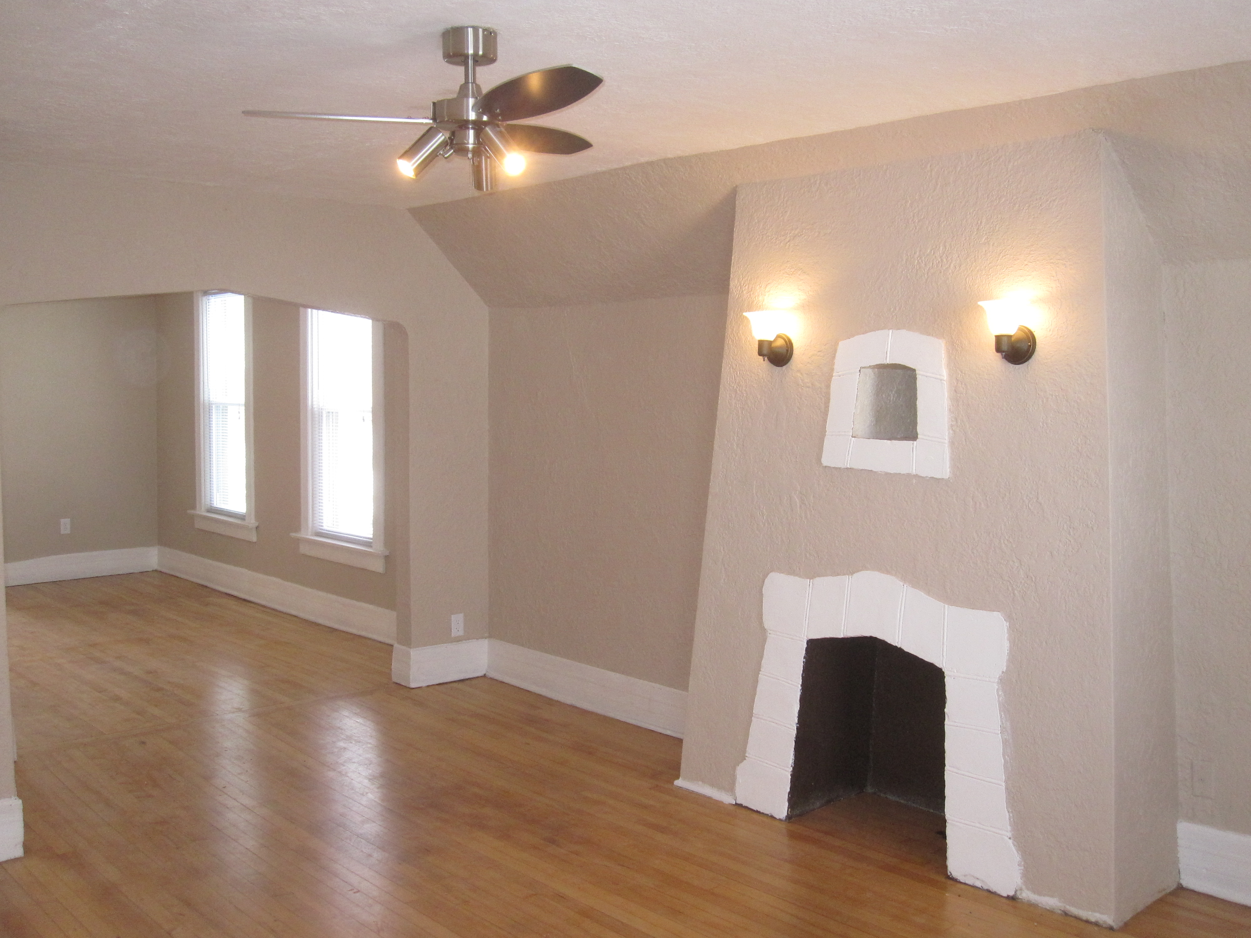 301 E Schiller St - Duplex - Upper Unit